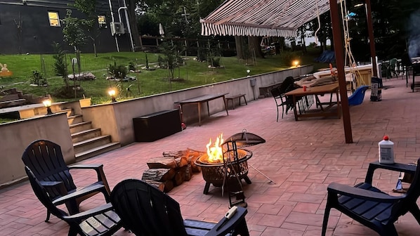 Family night by the fire pit