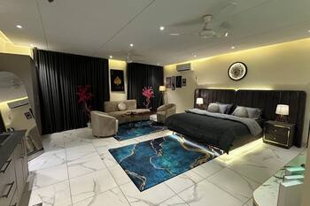 Luxury Apartment in Gulberg City Center Views