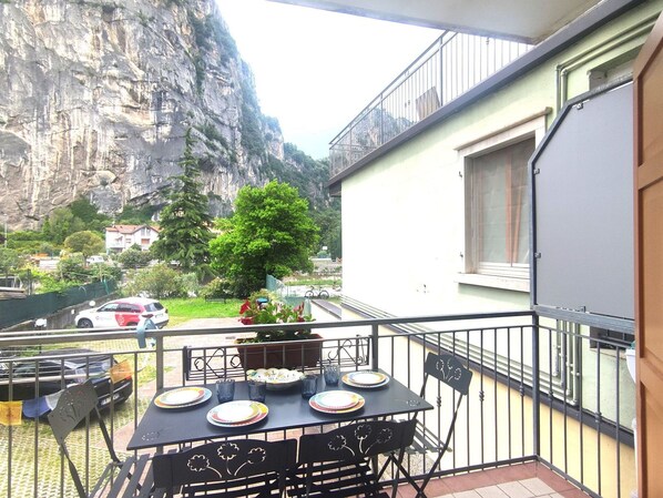 Meubles, Chaise, Balcon, Table Cuisine Et Salle A Manger, Plante D'Appartement, Table Basse
