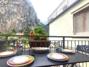 Meubles, Table, Chaise, Table Cuisine Et Salle A Manger, Chaîne De Montagnes, Restaurant, Tableau De Plein Air, Mobilier De Jardin, Table Basse, Balcon