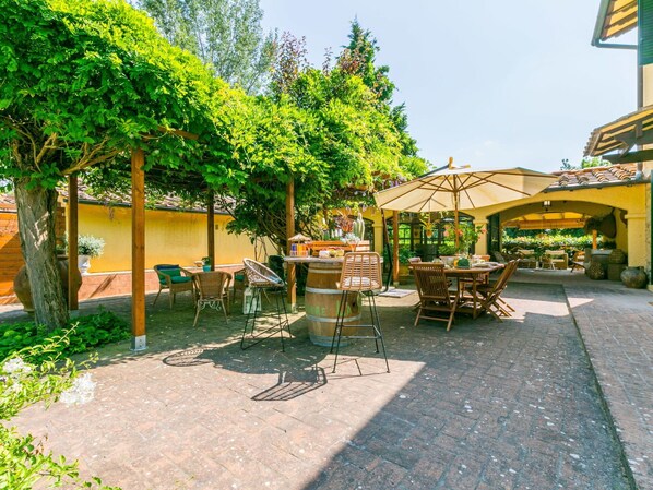 Schatten, Garten, Blumentopf, Gartenmöbel, Zimmerpflanze, Garten, Tisch Im Freien, Stuhl, Regenschirm, Landscaping