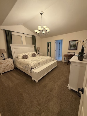 Downstairs Master Bedroom with Lux En-suite Bathroom and Large Walk-in Closet!