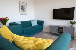 Sitting room with two sofas and TV