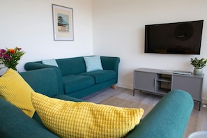 Sitting room with two sofas and TV