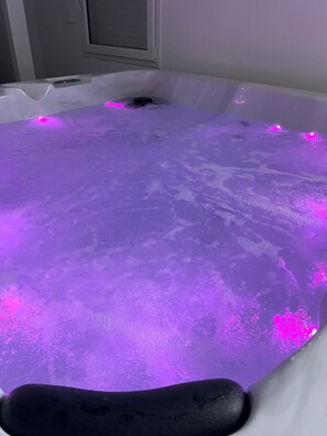 Indoor spa tub