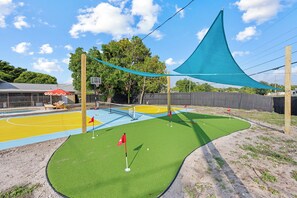 Outdoor Recreation: Enjoy tennis, basketball, and mini-golf under sunny Florida skies!
