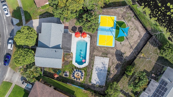 Outdoor Paradise: Dive into fun with a sparkling pool, vibrant basketball court, and lounge area!