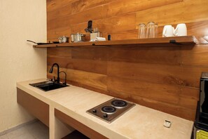 Fully Equipped Kitchen
Everything you need to cook and feel at home: fridge, stove, microwave, kettle, and basic utensils.