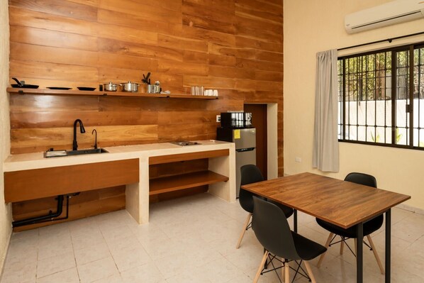 Suite privada en planta baja con espacios bien definidos: recámara separada, cocina-comedor y gran entrada de luz natural. Perfecta para estancias tranquilas, ejecutivas o de descanso.