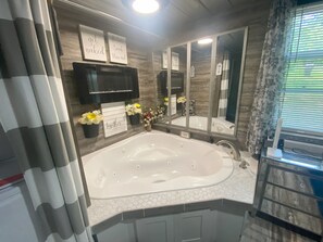Jacuzzi Tub! 