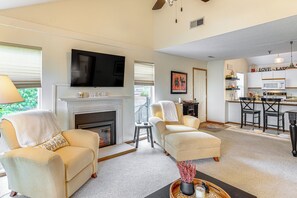 Living Room | Flat-Screen TV | Fireplace | Central Heating & A/C | Free WiFi