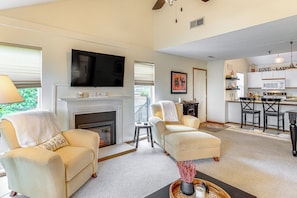 Living Room | Flat-Screen TV | Fireplace | Central Heating & A/C | Free WiFi