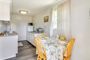 Dining Area | Dishware/Flatware Provided
