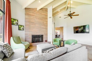 Living Room | Free WiFi | Smart TV | Fireplace