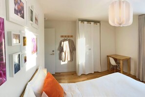 Gite Camp Caché Shefford - Chambre FLEURS, lit queen et table de travail
