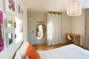 Gite Camp Caché Shefford - Chambre FLEURS, lit queen et table de travail