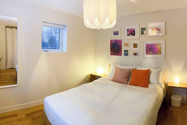 Gite Camp Caché Shefford - Chambre FLEURS, lit queen