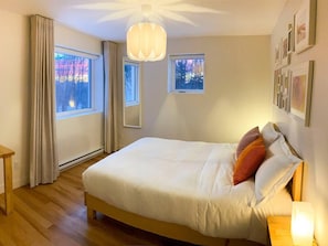 Gite Camp Caché Shefford - Chambre FLEURS, lit queen. Vue sur le jardin et le verger