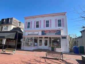 Just steps from your condo, these charming storefronts on Washington Street Mall offer boutique shopping and local flavors.