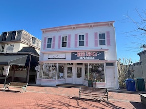 Just steps from your condo, these charming storefronts on Washington Street Mall offer boutique shopping and local flavors.
