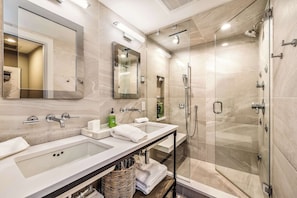 Bathroom 2: En-suite bathroom, steam shower