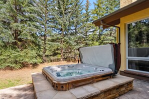 Hot tub: Built-in 6-person hot tub on deck
