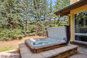 Hot tub: Built-in 6-person hot tub on deck