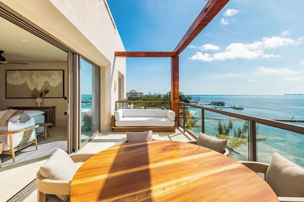 Terraza privada con vista al mar, disfruta de la brisa del mar y de vistas espectaculares. Perfecto para ver el amanecer o el atardecer 