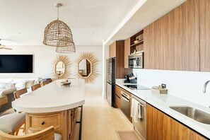 Cocina completa con parilla de inducción, horno, lavavajillas, microondas y refrigerador. Perfecto para hacer tu estancia lo más placentera