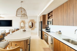 Cocina completa con parilla de inducción, horno, lavavajillas, microondas y refrigerador. Perfecto para hacer tu estancia lo más placentera