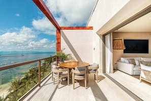 Terraza privada con comedor exterior para 6 personas