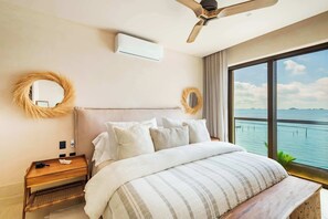 Habitación principla con cama king, cuenta con vista al mar. Aire acondicionado y ventilador en techo así como baño privado 