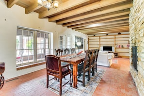 Dining Area | Dishware/Flatware Provided