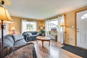 Living Room | Full Sleeper Sofa | Smart TV | Free WiFi