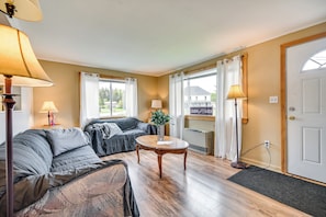 Living Room | Full Sleeper Sofa | Smart TV | Free WiFi