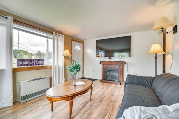 Pittsburg Vacation Rental | 3BR | 1.5BA | 1,150 Sq Ft | Stairs Required