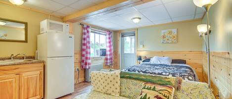 Pittsburg Vacation Rental | Studio | 1BA | 290 Sq Ft | 2 Steps to Enter