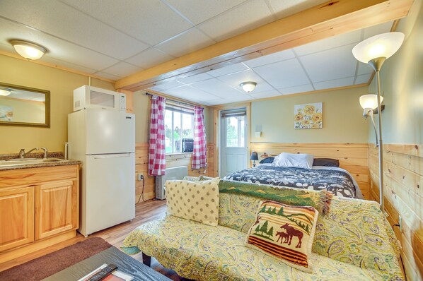 Pittsburg Vacation Rental | Studio | 1BA | 290 Sq Ft | 2 Steps to Enter