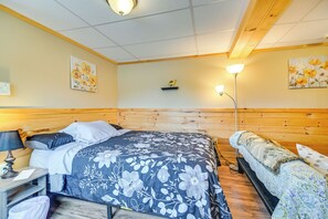Studio | Queen Bed