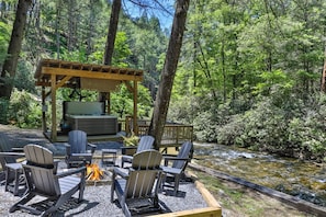 Riverside Escape Offers Luxury Right On The Riverbank