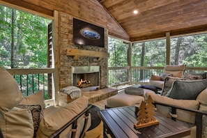 Enjoy The Woodburning Fireplace In The Outdoor Living Area