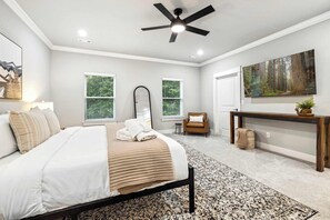 King size bed, Smart TV, and an attached private bathroom with a large jacuzzi tub.