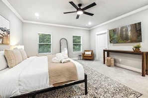 King size bed, Smart TV, and an attached private bathroom with a large jacuzzi tub.
