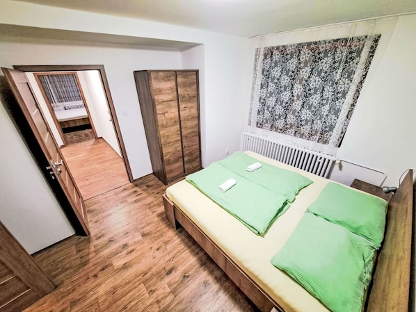 Bois, Chambre, Sol, Lit, Sol, Drap De Lit, Literie, Cadre De Lit, Design Intérieur, Appartement