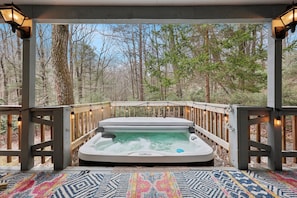 Outdoor spa tub