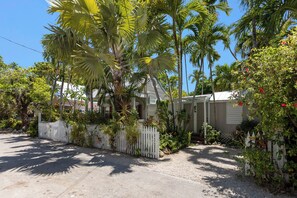 Parking for 1 and great location!