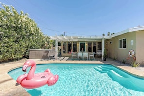 Saltwater pool, spa and al fresco dining table under the pergola