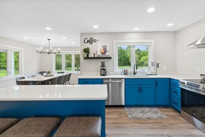 Open kitchen to dining room