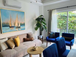 Lots of natural light thanks to the floor-to-ceiling glass