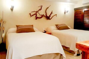 Second bedroom with 2 double beds, smart TV, AC and closet